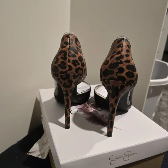 Jessica Simpson Women's Plaid and Leopard Heels - Picture 4 of 7